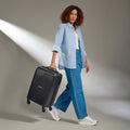 Polypropylene cabin suitcase, black, with 4 spinner wheels and telescopic handle.